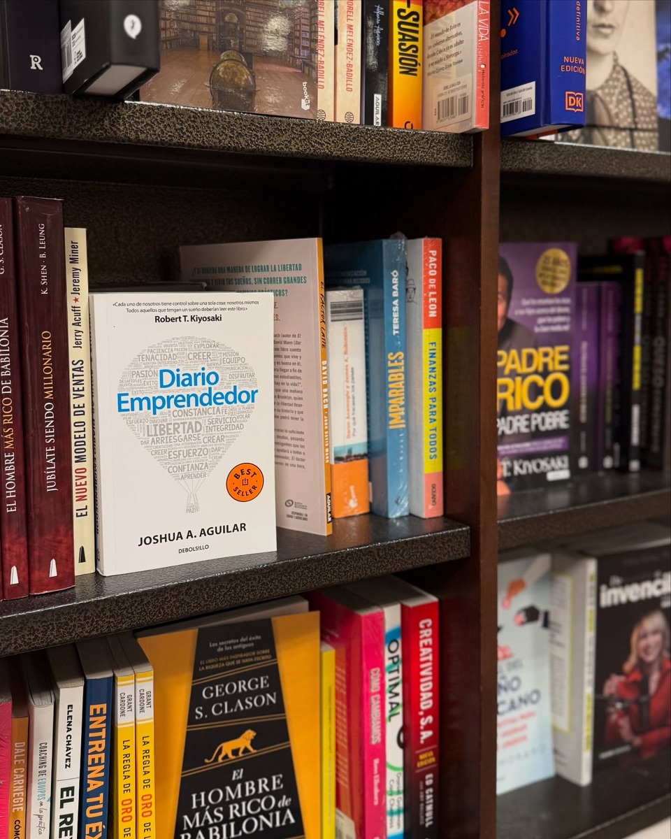 Diario Emprendedor en la estantería de una librería junto a los libros de Robert Kiyosaki